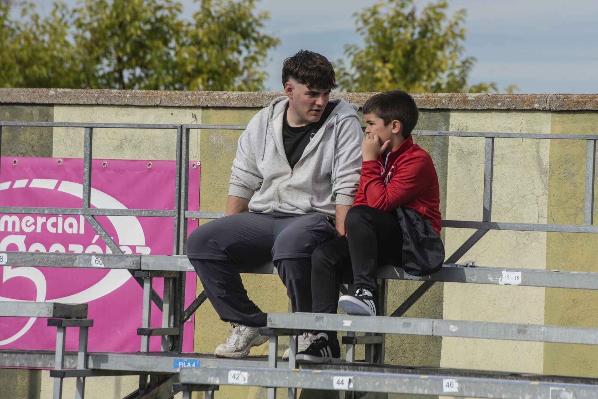 Búscate en las gradas de La Albuera durante el Segoviana vs Real Unión