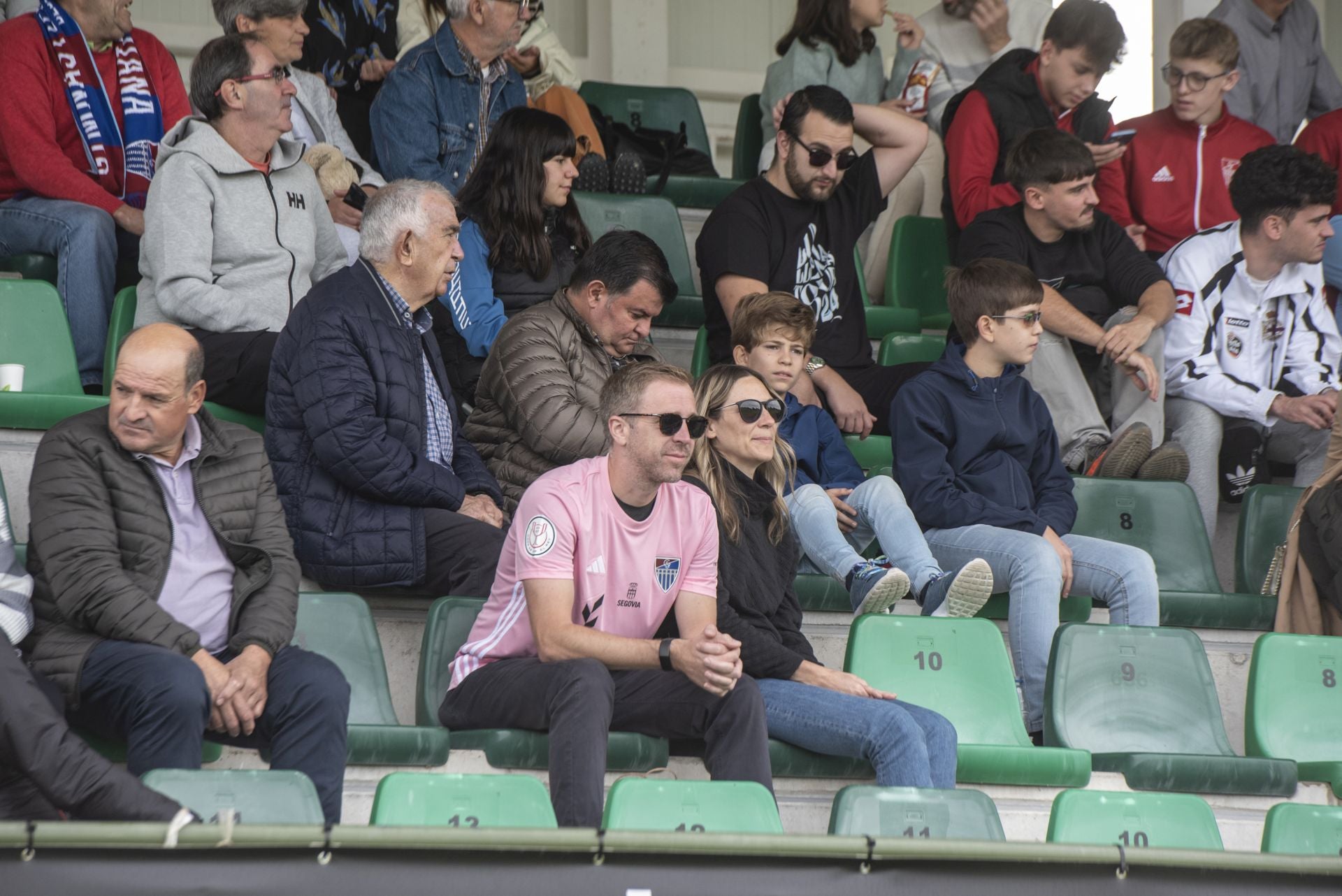 Búscate en las gradas de La Albuera durante el Segoviana vs Real Unión