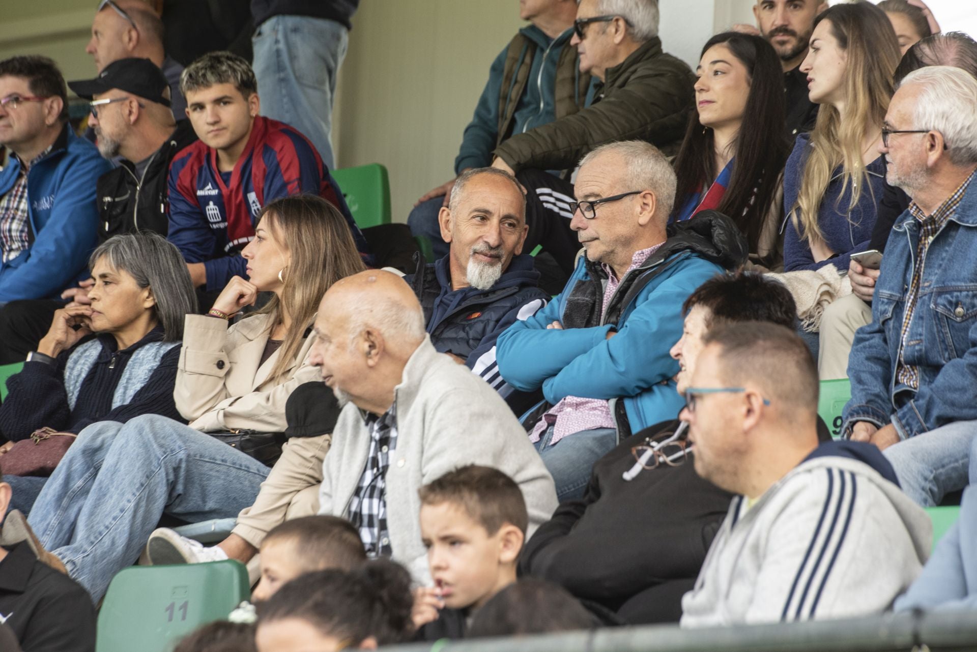 Búscate en las gradas de La Albuera durante el Segoviana vs Real Unión