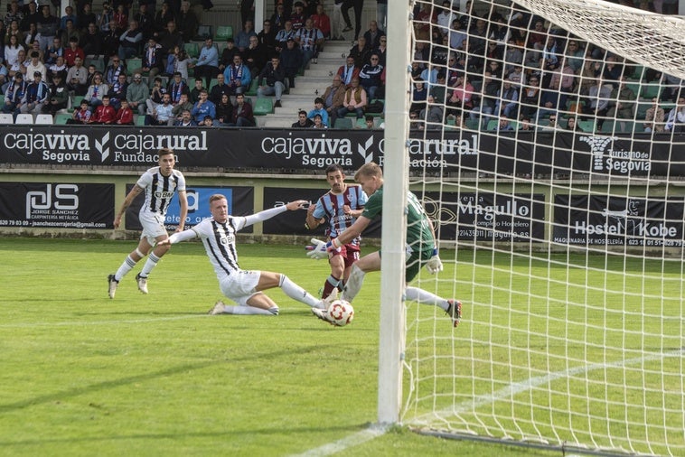 Davo bate a Wright para hacer el 3-0 ante el Real Unión.