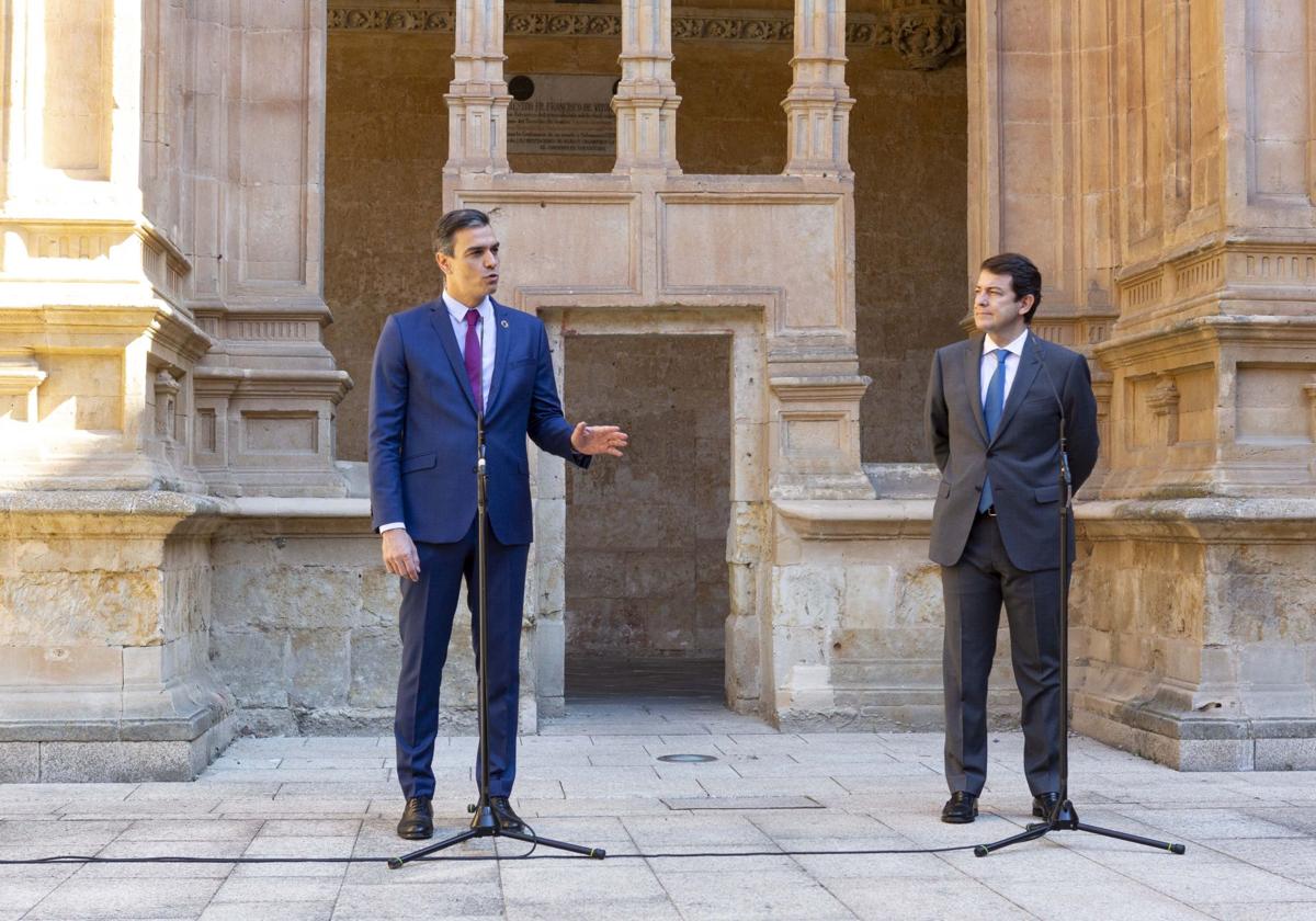 Pedro Sánchez y Alfonso Fernández Mañueco, durante la Conferencia de Presidentes que se celebró en Salamanca en julio de 2021.