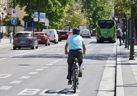 Un ciclista circula por la entrada de Poniente hacia Rinconada.