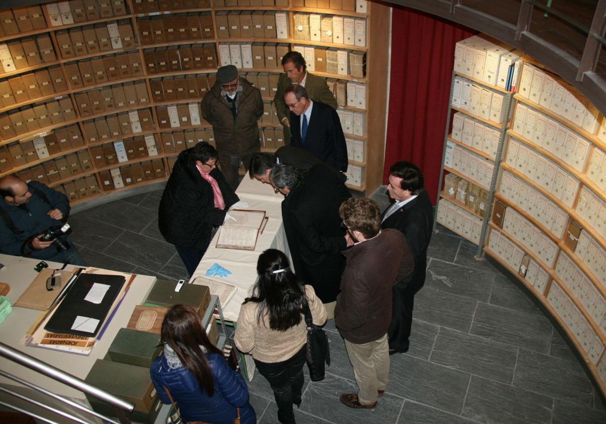 Interior del archivo de la Casa Ducal de Alburquerque en el castillo de Cuéllar.