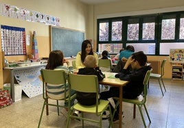 Un grupo de escolares atiende la lección en el colegio Martín Chico, en el barrio de San Lorenzo.