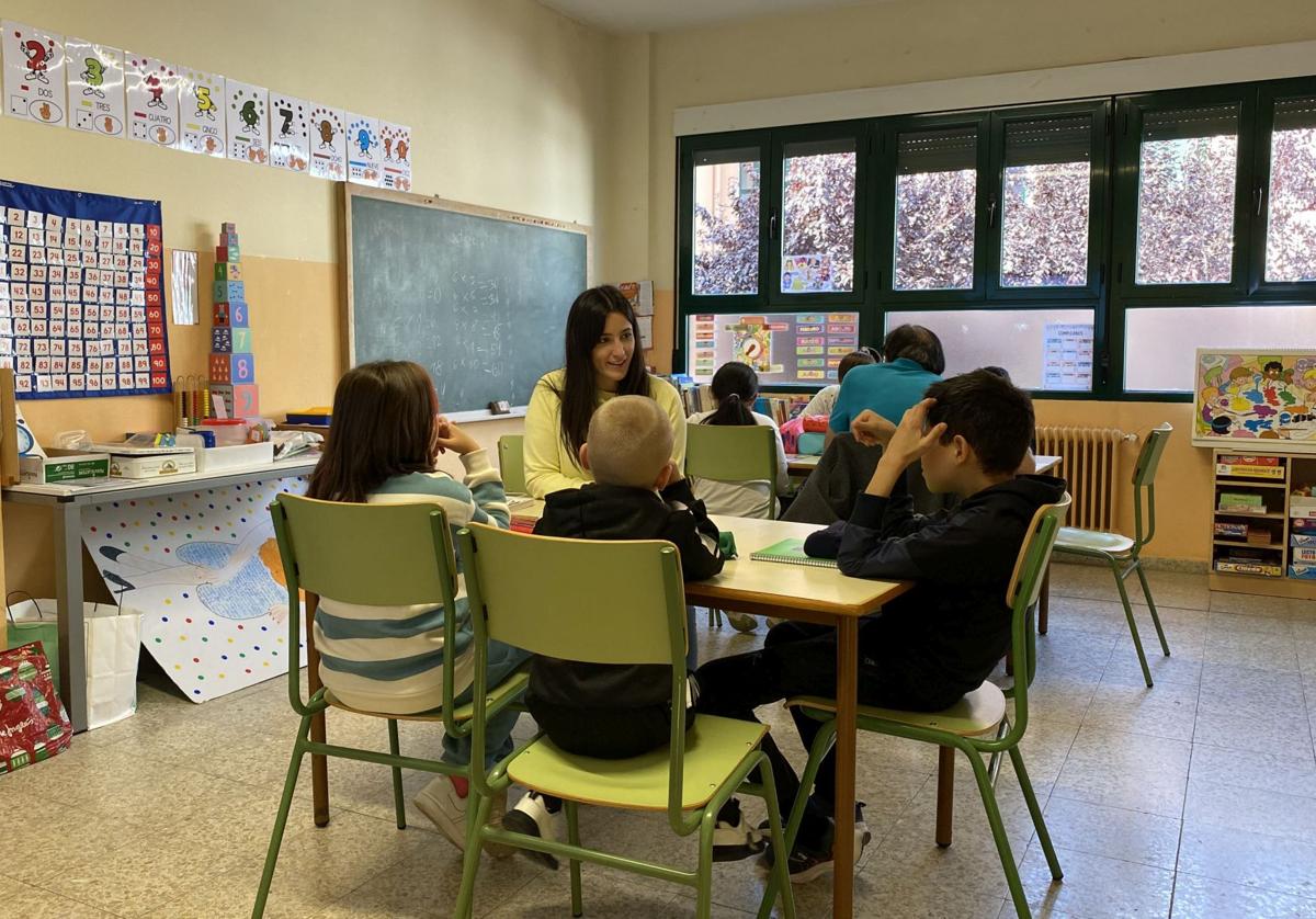 Un grupo de escolares atiende la lección en el colegio Martín Chico, en el barrio de San Lorenzo.