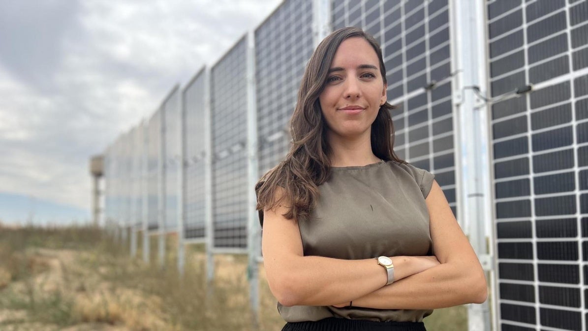 Delia Rodríguez posa en una tierra de labor con una de sus instalaciones fotovoltaicas en la comarca zamorana de la Guareña.