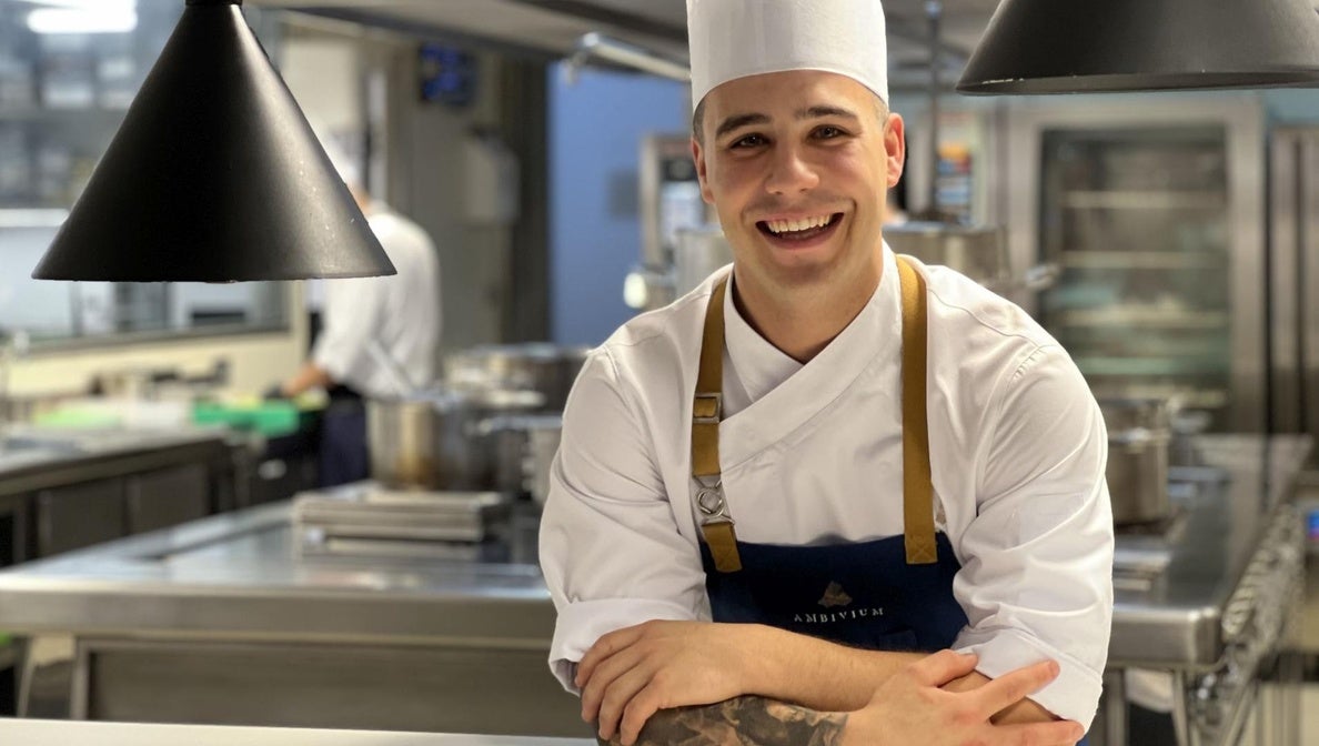 Andrés Esgueva, en la cocina del restaurante Ambivium, donde trabaja.