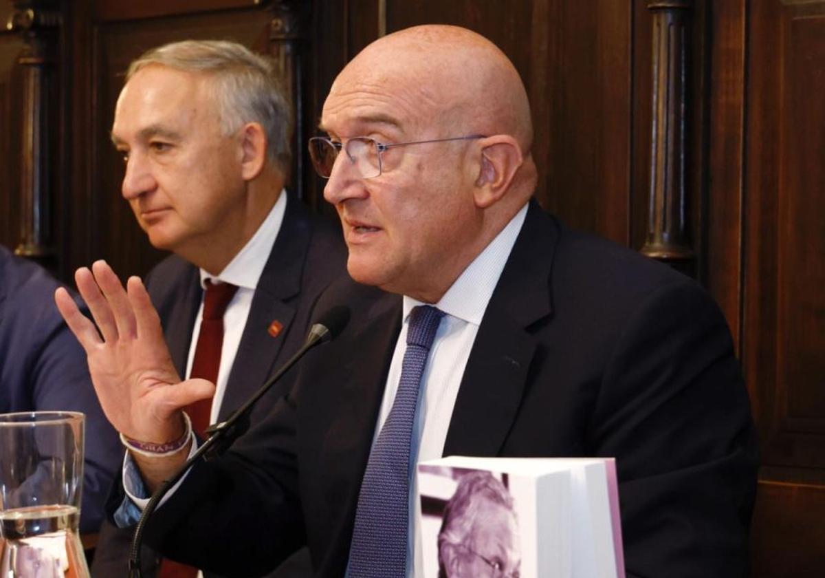 Jesús Julio Carnero, este lunes, durante la presentación del libro de Jesús María Palomares.