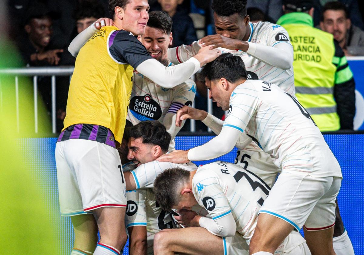 Latasa, Luis Pérez, Kike, Chasco, Meseguer y Juma celebran un gol en Mendizorroza.