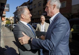 Elías Bendodo (izq.) saluda al alcalde de Segovia, José Mazarías, antes de la reunión con el grupo del PP en el Ayuntamiento.