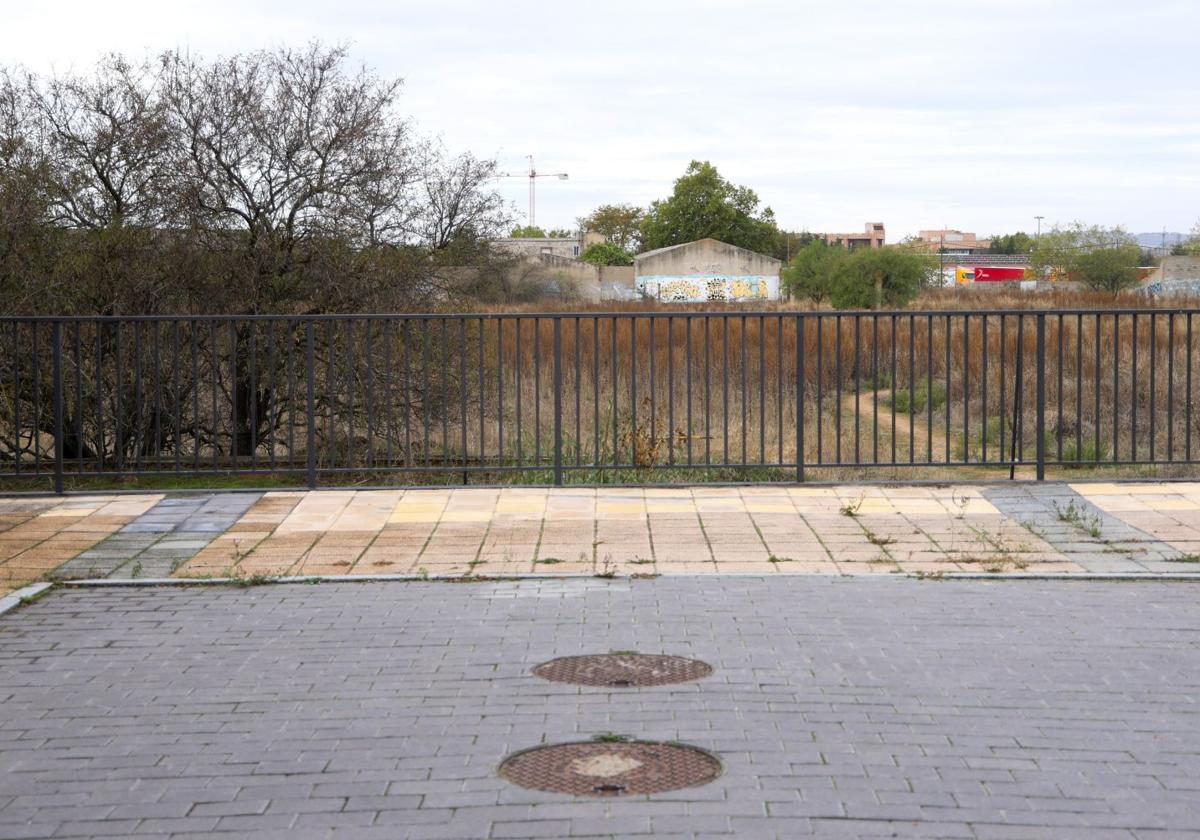 Los terrenos que comenzarán a urbanizarse en primavera de 2025 vistos desde la calle Lagar de Cano, en el entorno Valparaíso.