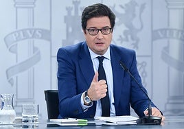 El ministro de Transformación Digital y Función Pública, Óscar López, anuncia el real decreto tras el Consejo de Ministros.