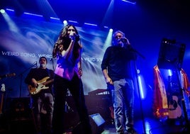 Marcos Fernández, con Marilia Andrés, excomponente de Ella Baila Sola, durante el concierto de Red Moon Yard en Madrid