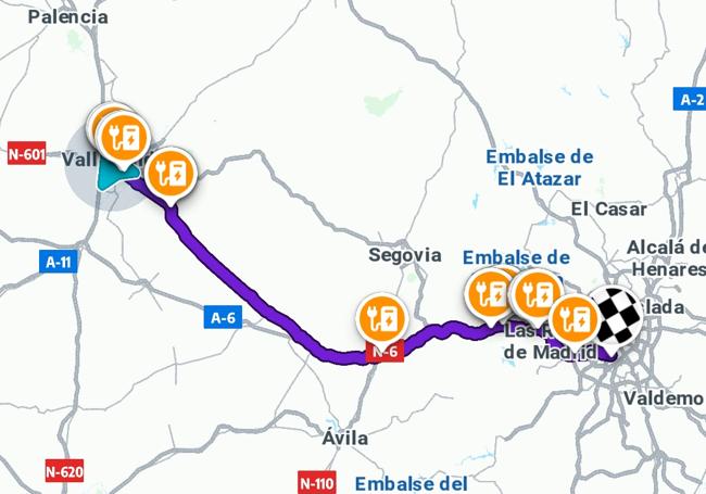 Puntos de recarga para vehículo eléctrico disponibles en un trayecto Valladolid-Madrid señalados por la 'app' de navegación Waze.