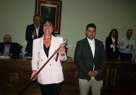 Myriam Martín Frutos, con el bastón de mando de Olmedo.