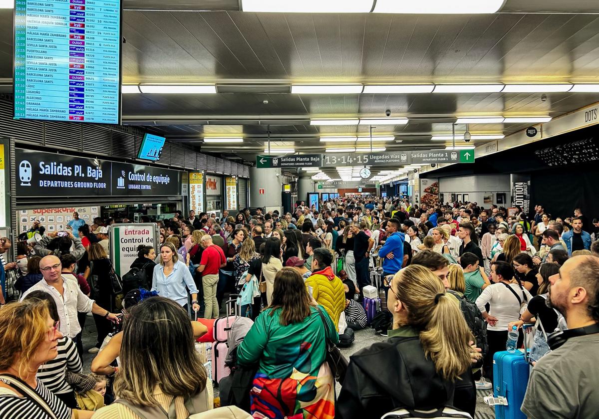 Cientos de personas esperan en la estación de Atocha, el pasado sábado, tras el desarrilamiento de un tren en el túnel de Chamartín.