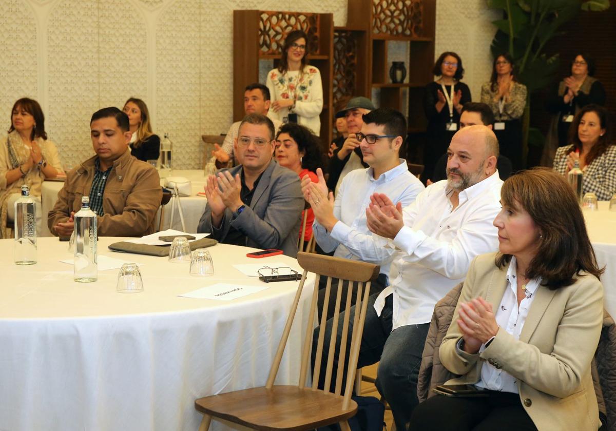 Asistentes y conferenciantes aplauden la intervención de la presidenta de Cruz Roja Segovia.