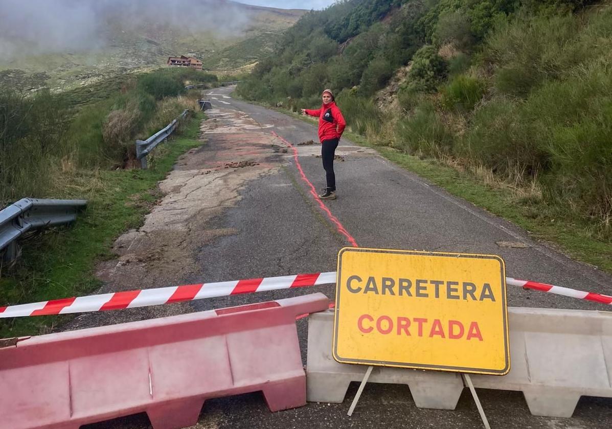 Carretera de acceso a El Golobar.