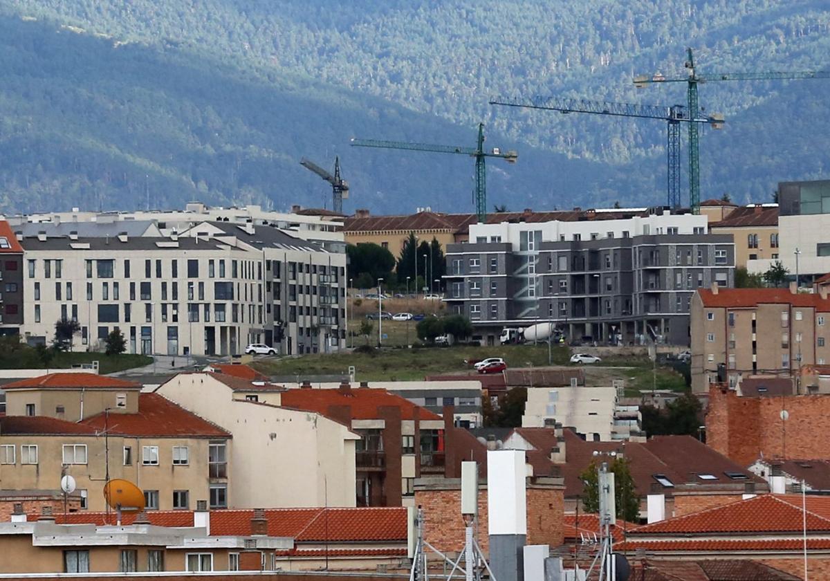 Vista panorámica de varios edificios de diferente antigüedad en el barrio de Comunidad Ciudad y Tierra, en la ciudad de Segovia.