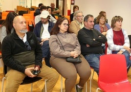 Algunos comerciantes asisten este martes a la reunión con el concejal José Luis Horcajo sobre el mercado de Los Huertos.