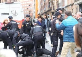 Cargas policiales durante la protesta en la Plaza del Oeste.