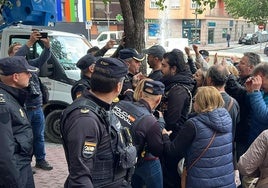 Cargas policiales y varios vecinos detenidos en Salamanca tras intentar impedir una tala de árboles