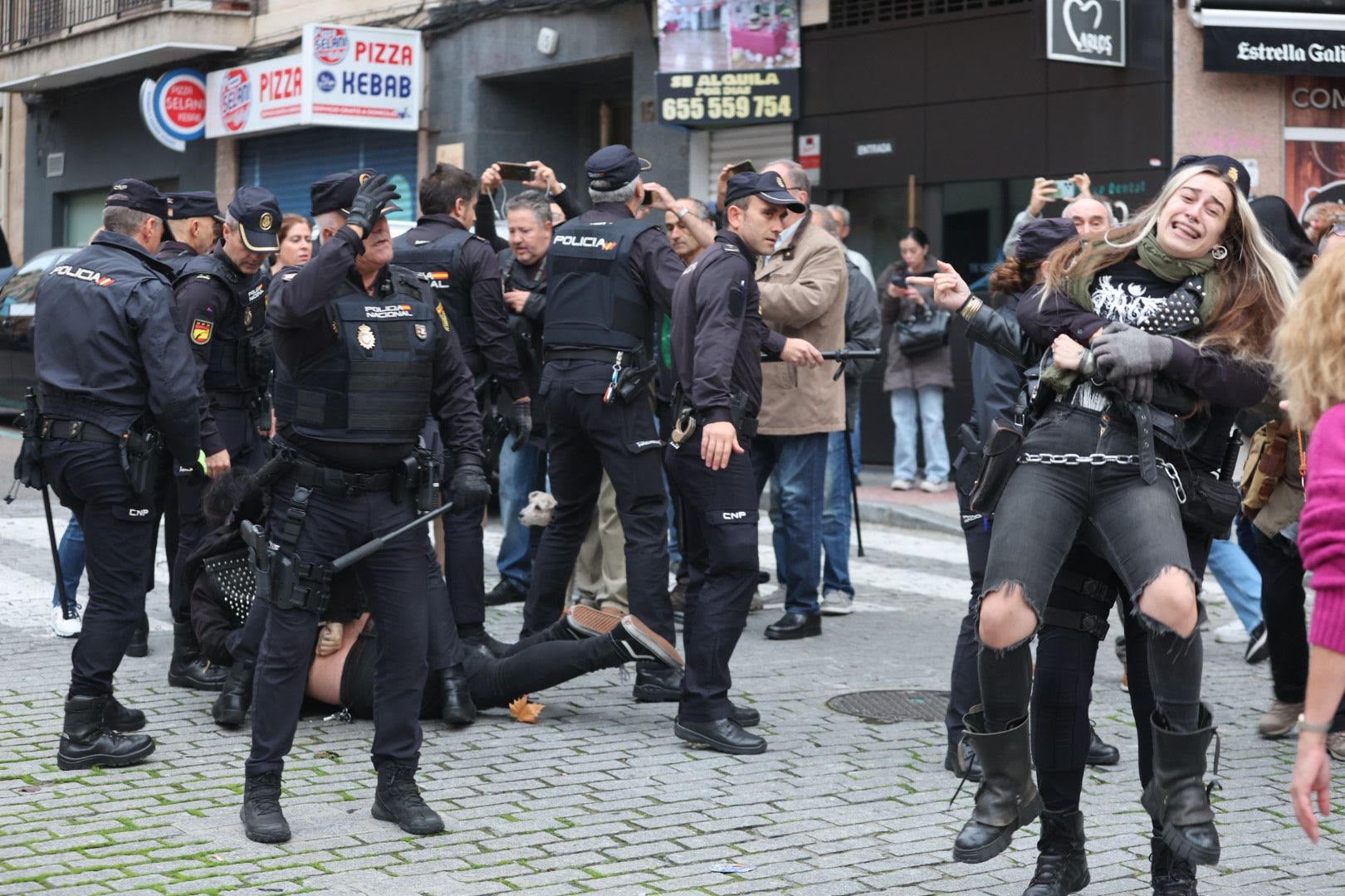 Protesta vecinal por la tala de árboles e intervención policial en Salamanca