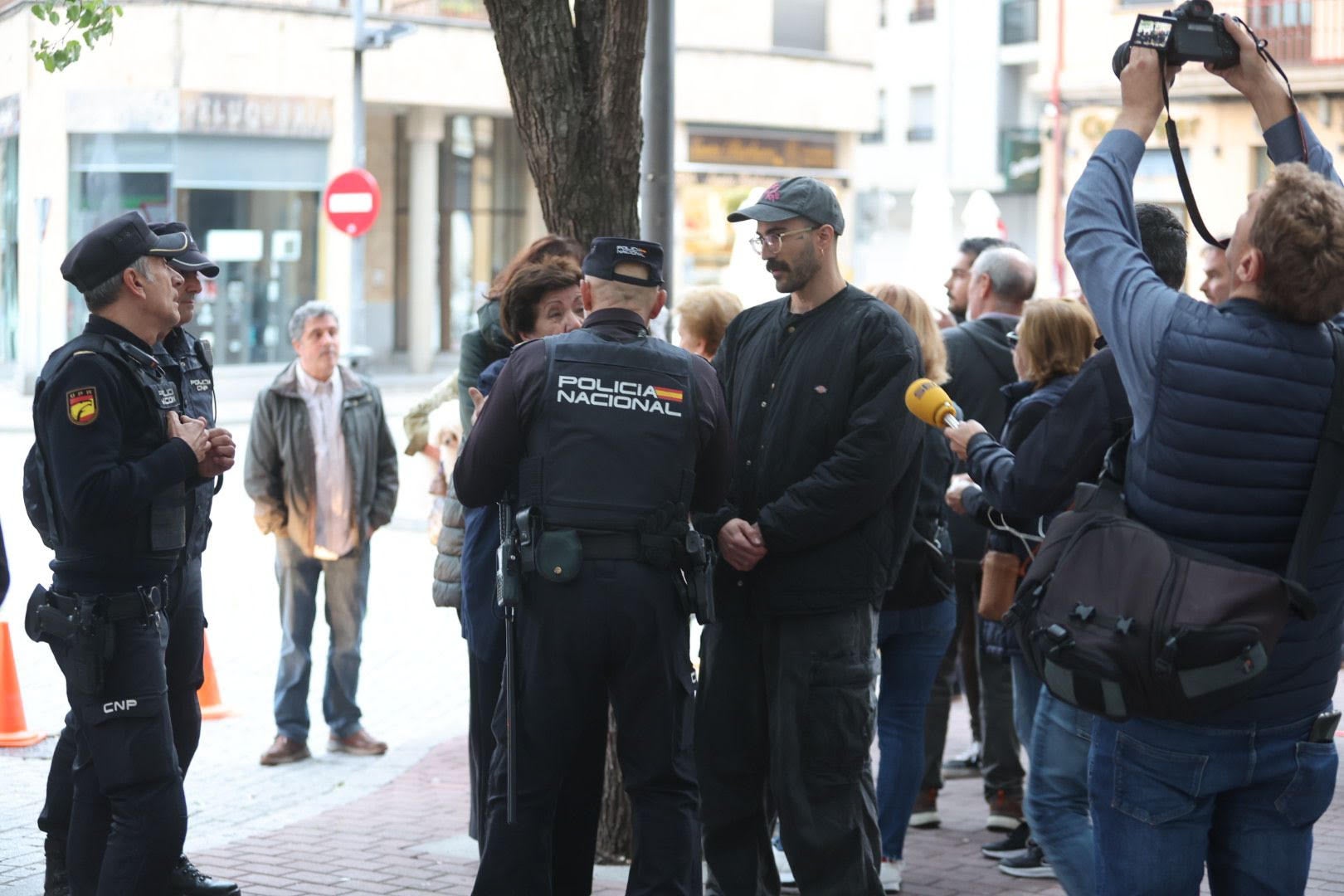 Protesta vecinal por la tala de árboles e intervención policial en Salamanca