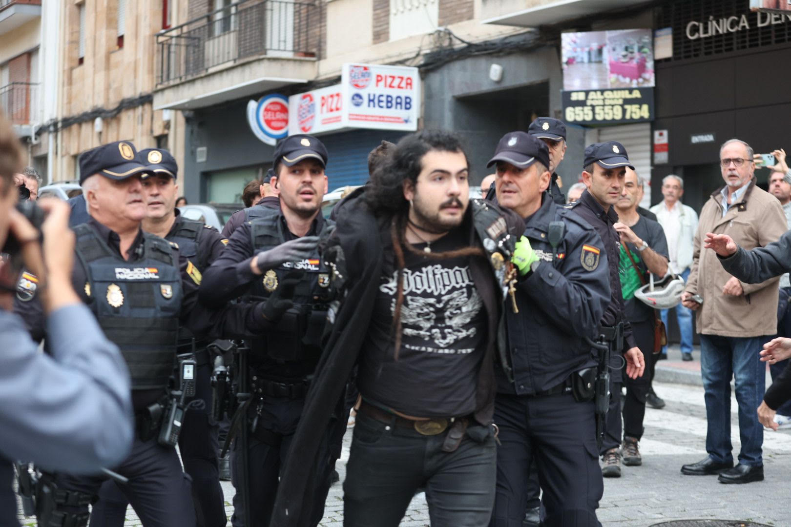 Protesta vecinal por la tala de árboles e intervención policial en Salamanca