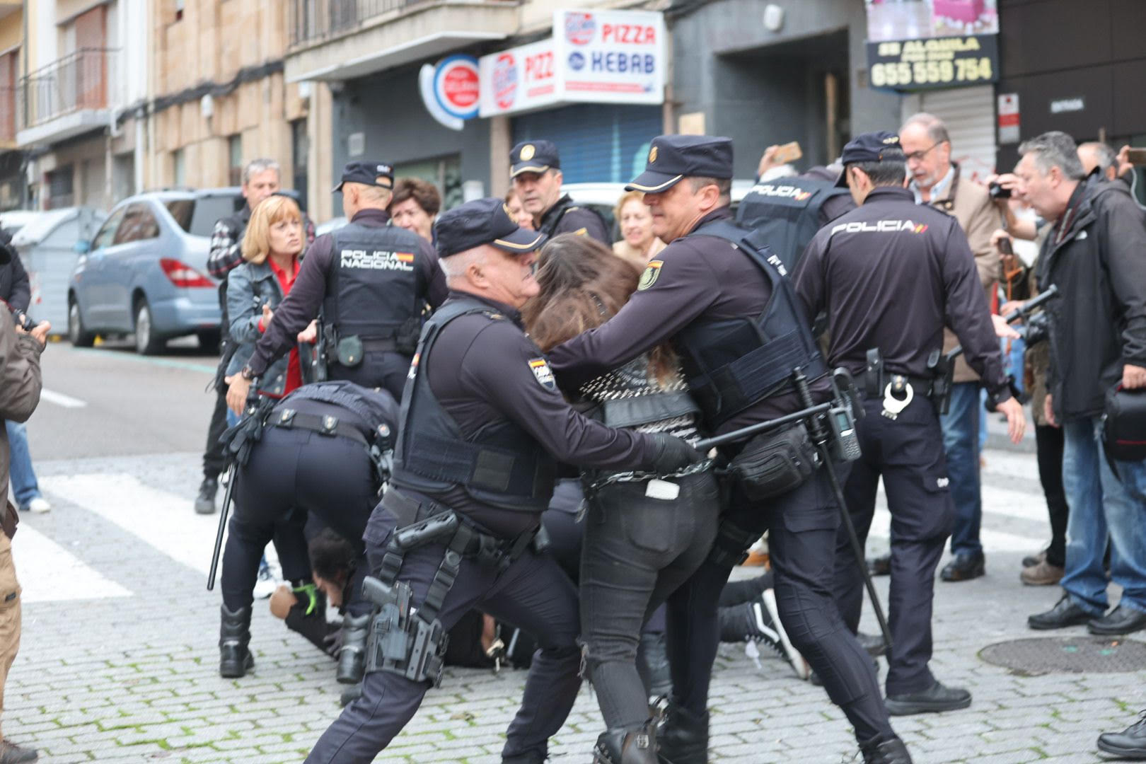 Protesta vecinal por la tala de árboles e intervención policial en Salamanca