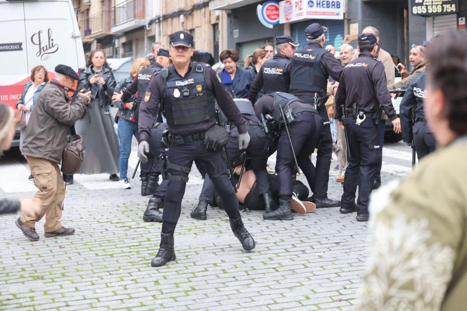 Protesta vecinal por la tala de árboles e intervención policial en Salamanca