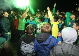 Los jugadores del Villamuriel celebran con la afición el pase a la siguiente ronda de la Copa del Rey.