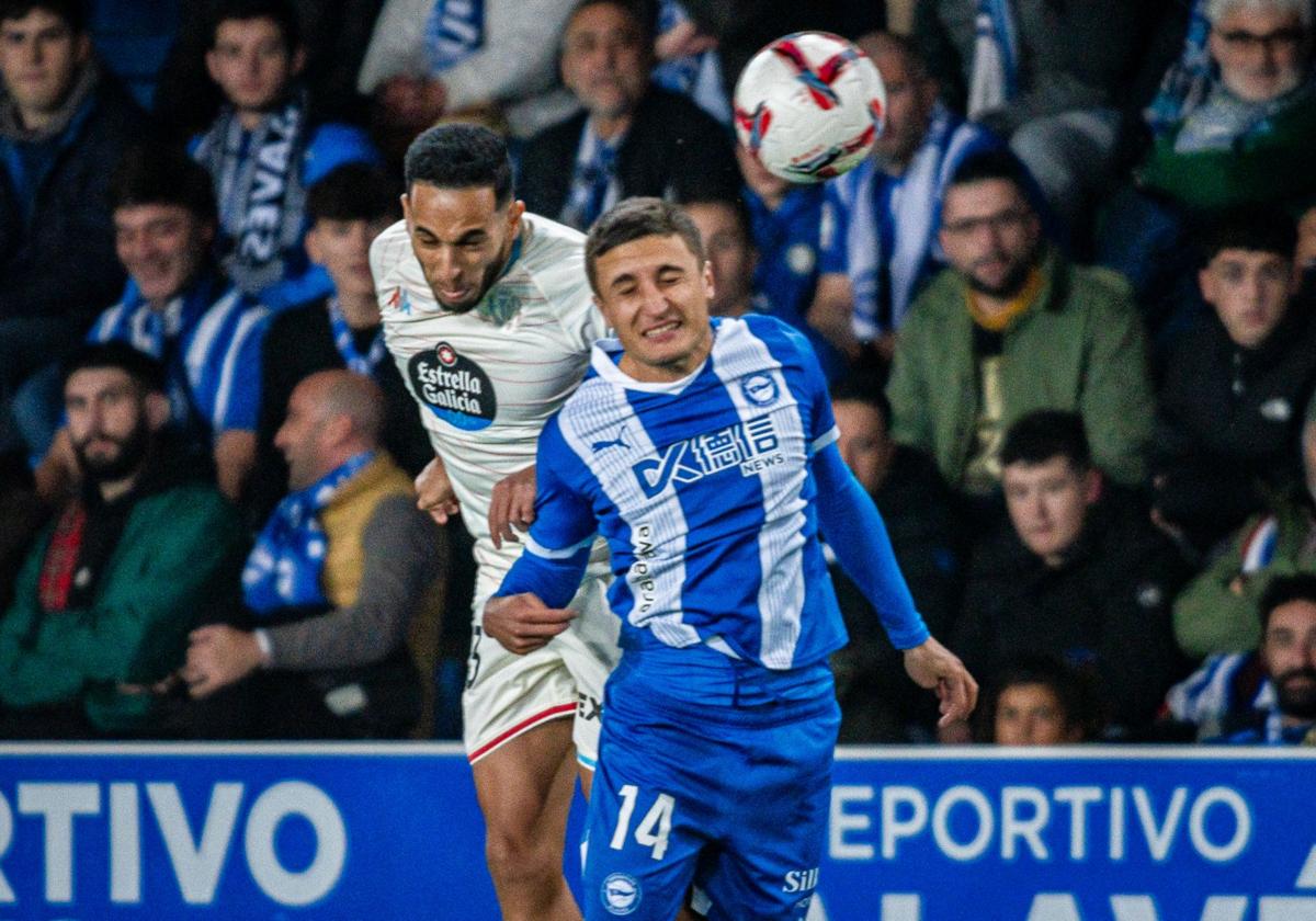 Anuar disputa un balón a Tenaglia, del Alavés.