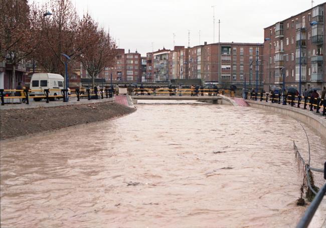 Diciembre de 1997, el río viene crecido.