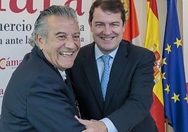 El director general de Drylock en España y Portugal, Miguel Ángel González (izq.), y el presidente de la Junta, Alfonso Fernández Mañueco, se abrazan en Bruselas tras la reunión de este miércoles.