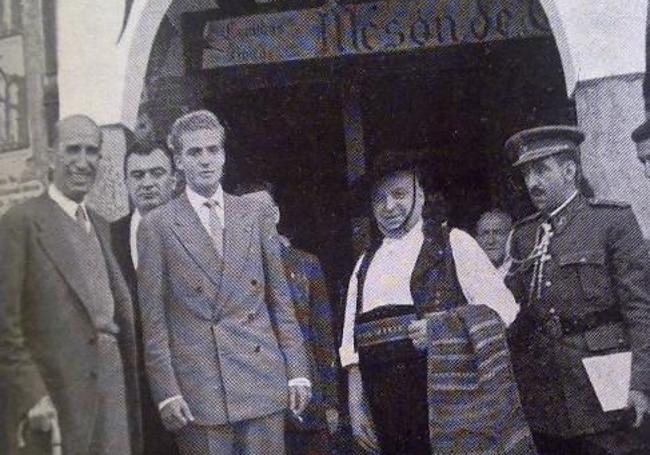 Juan Carlos de Borbón, el 17 de abril de 1955, delante del mesón de Cándido.