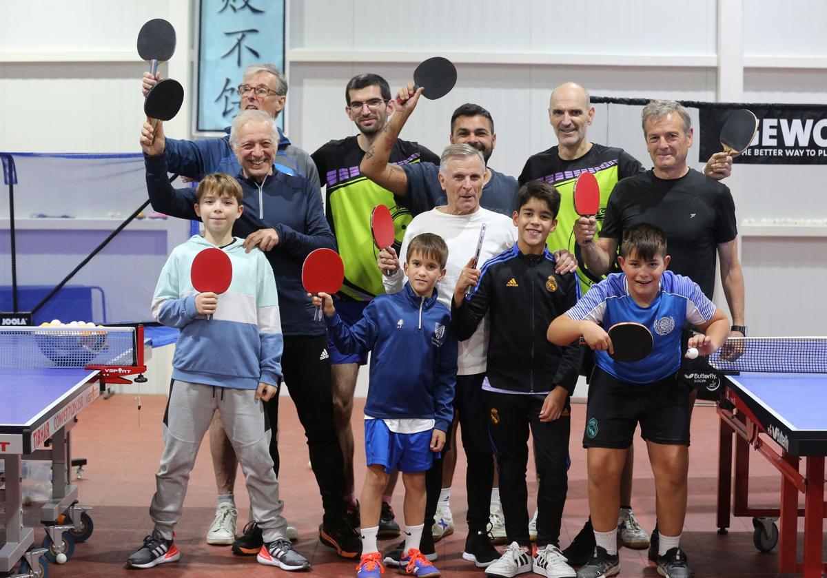 Integrantes del Seghos Tenis de Mesa, con sus palas.