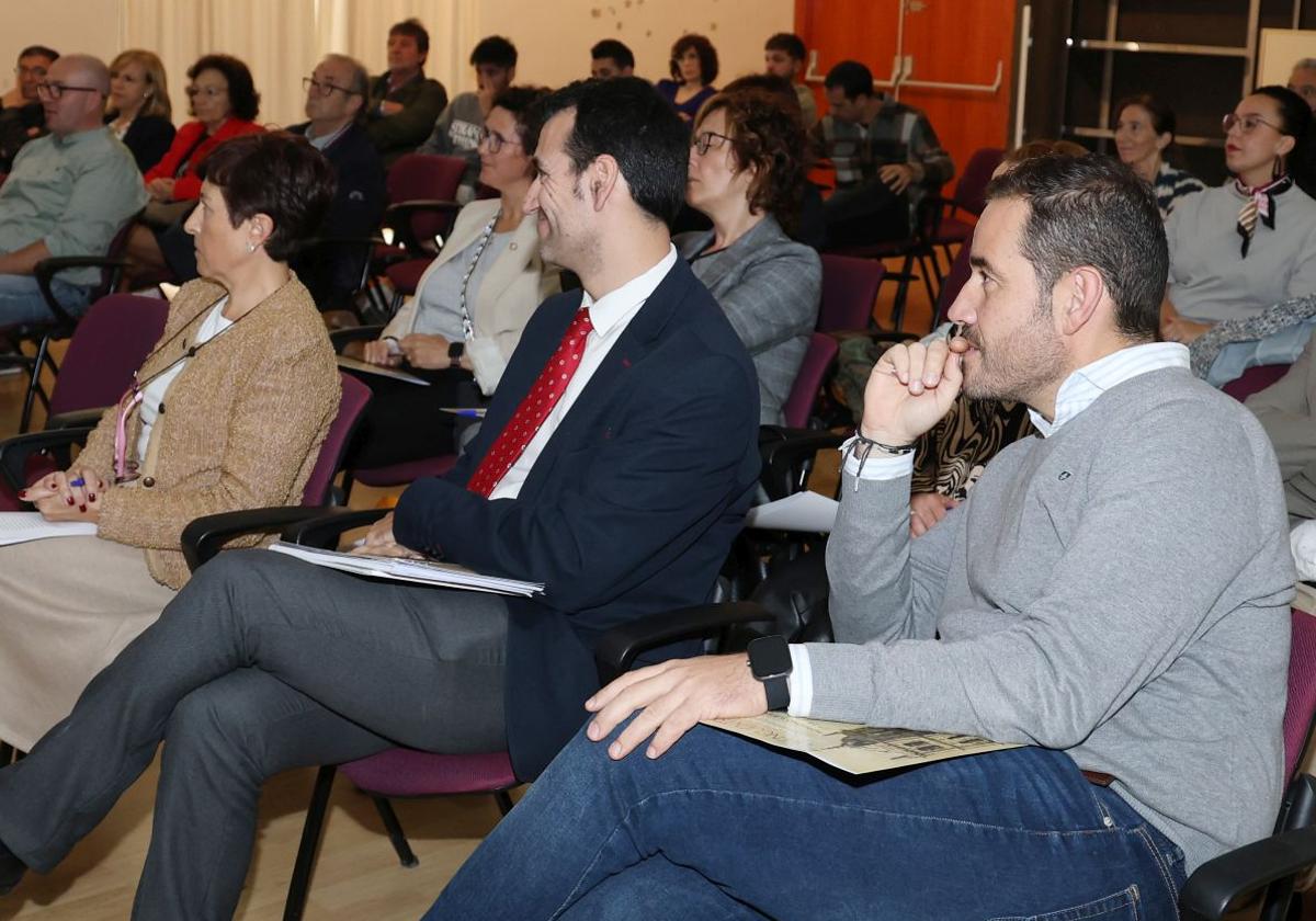 Los alcaldes de Dueñas y de Medina de Rioseco, de derecha a izquierda, siguen las jornadas.