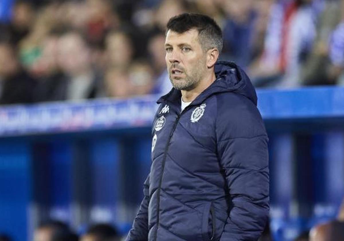 Paulo Pezzolano, durante el último partido del Real Valladolid ante el Alavés en Mendizorroza