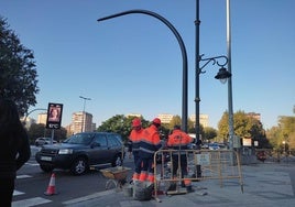 Operarios instalan un poste a la entrada de la plaza de Poniente para colocar la cámara que controlará este acceso a la zona de bajas emisiones.