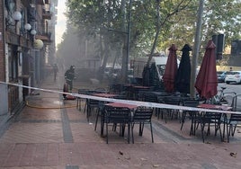Un bombero, durante las labores de extinción en el local afectado por un incendio.