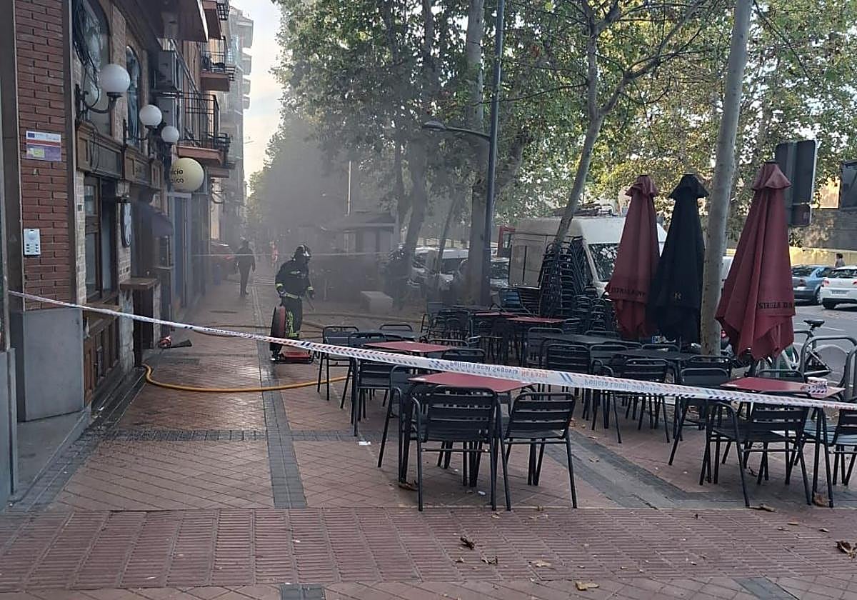 Un bombero, durante las labores de extinción en el local afectado por un incendio.