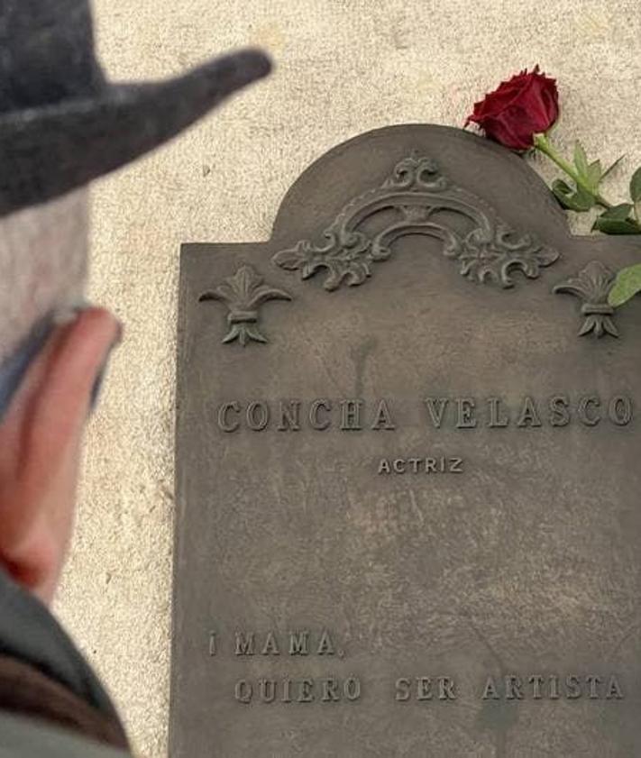 Imagen secundaria 2 - El semáforo junto al Calderón dedicado a Concha Velasco, la actriz vallisoletana interpretando a la chica yeyé y placa en el Calderón en su recuerdo.