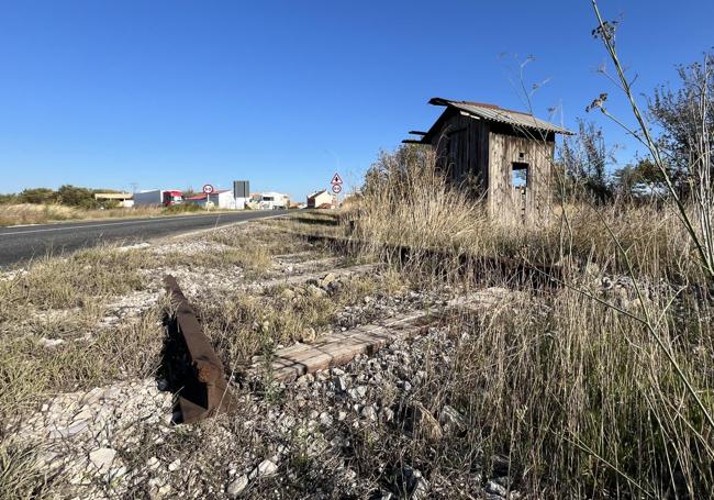 El percance ocurrió a la entrada de Olmedo, donde hasta la década de los noventa hubo un paso a nivel de la línea ferroviaria Segovia-Medina del Campo. Hoy solo queda una caseta a punto de desplomarse y un par de metros de vía.