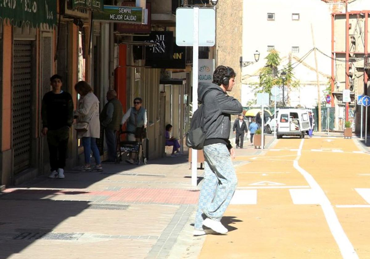 Varias personas caminan junto a comercios de la calle Blanca de Silos.