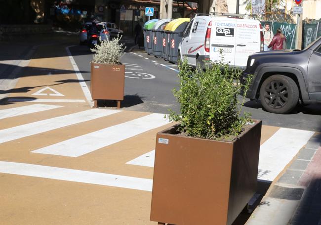 Jardineras colocadas en la confluencia con la calle Buitrago.