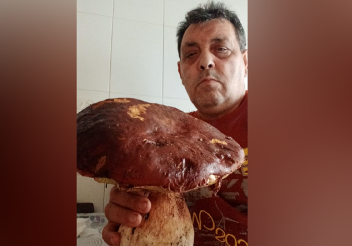 Pedro Fernández, con el boletus de 2,8 kilos encontrado en los montes de León.