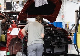 Trabajadores, en la cadena de montaje del Captur.