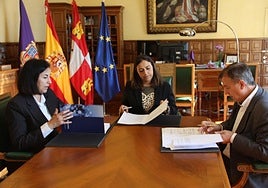 Firma del acuerdo en el Ayuntamiento de Palencia.