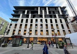 Vista frontal del edificio de la calle Constitución donde se ubica la tienda de Zara y que acogerá un hotel de cinco estrellas.